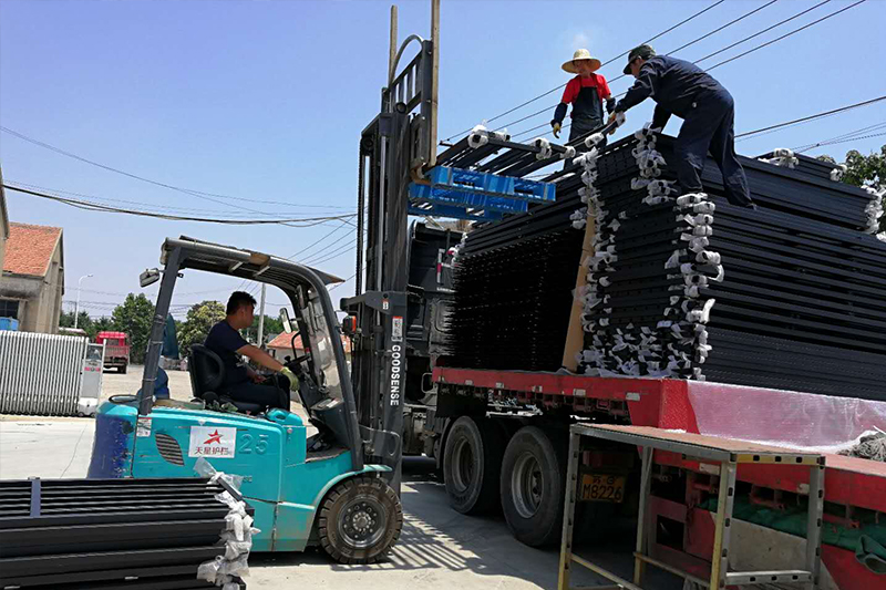 天星護欄發貨現場