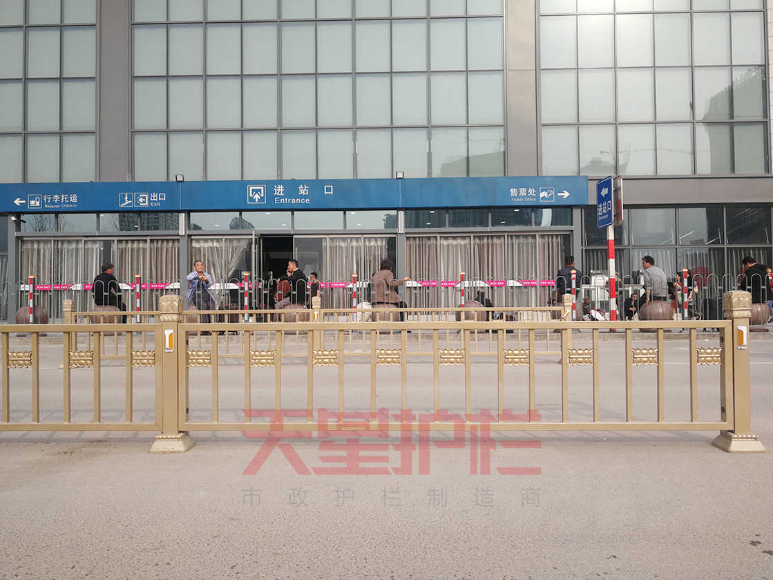 金色交通隔離欄