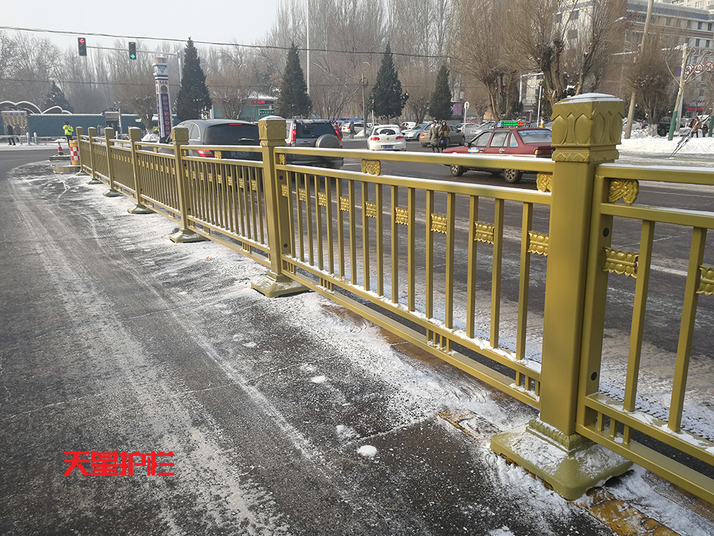 新疆伊犁金色防撞交通護欄
