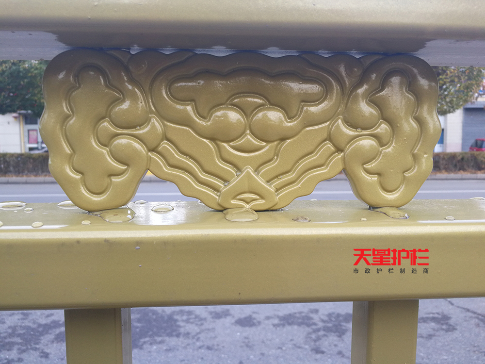 新疆伊犁金色防撞交通護欄