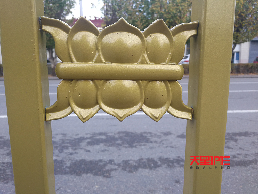新疆伊犁金色防撞交通護欄