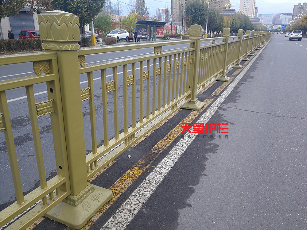 新疆伊犁金色防撞交通護欄