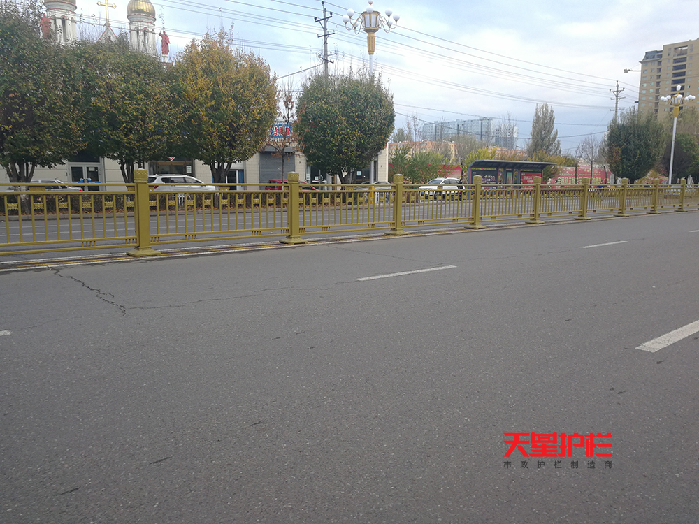 新疆伊犁金色防撞交通護欄