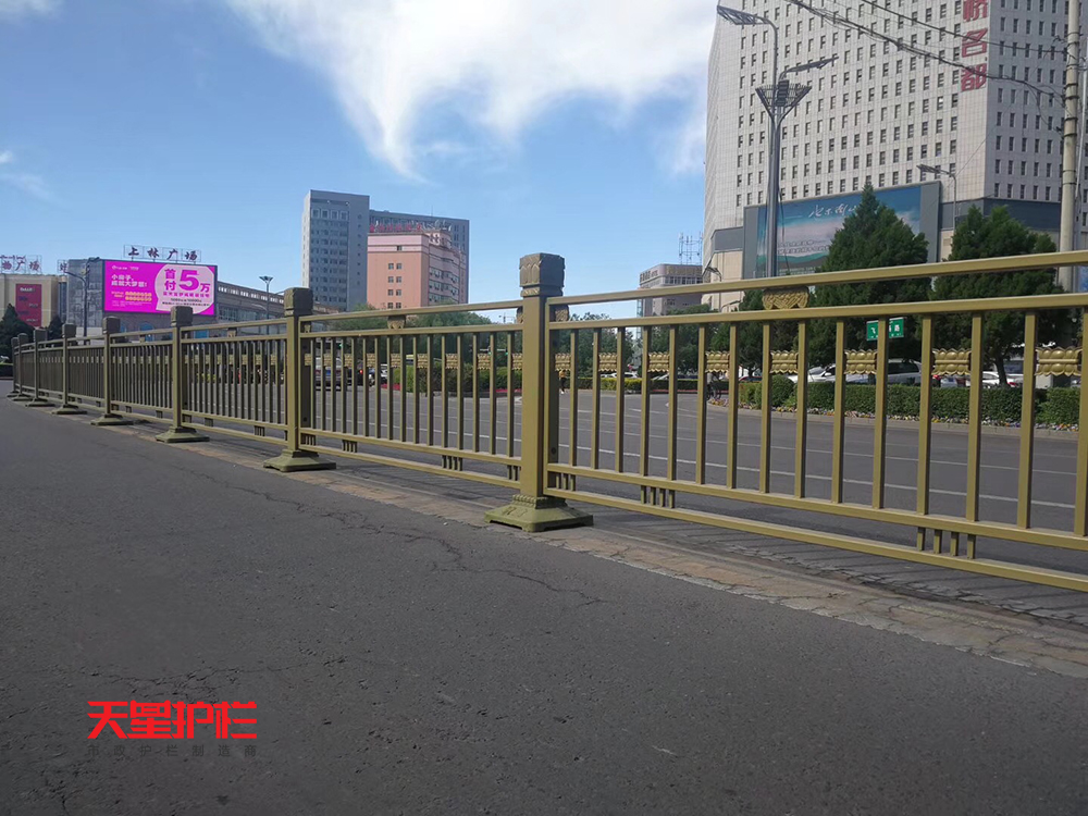 新疆伊犁金色防撞交通護欄