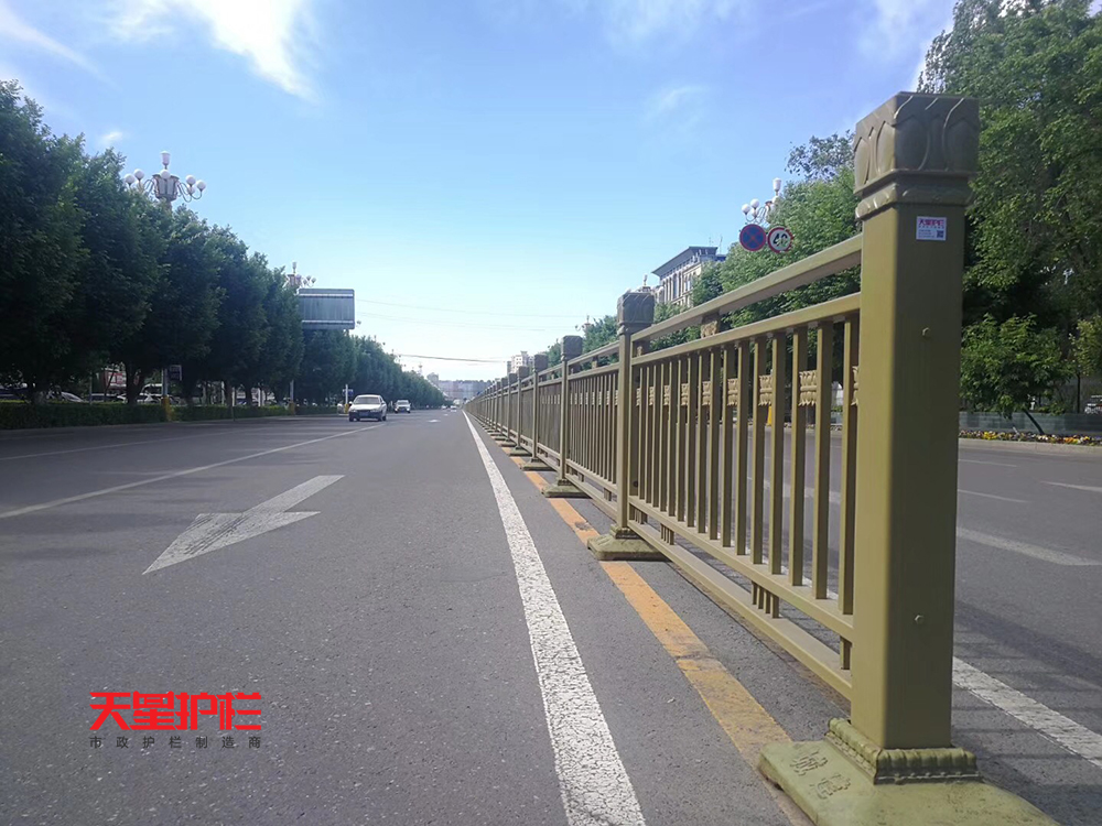 新疆伊犁金色防撞交通護欄