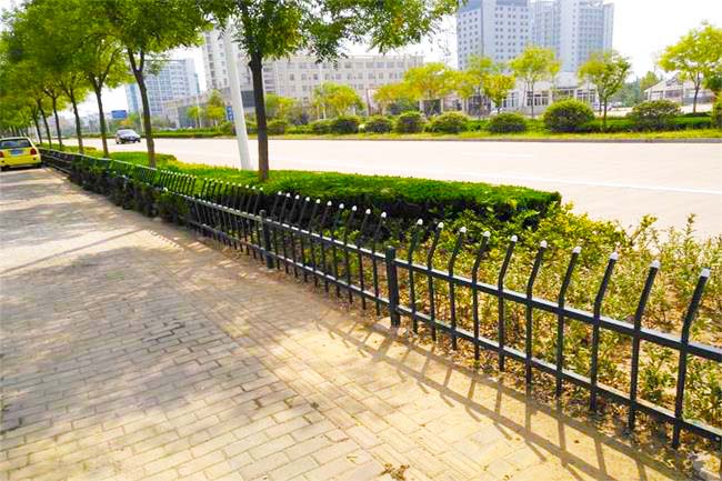 贛榆區(qū)建設(shè)局鋅鋼草坪護(hù)欄