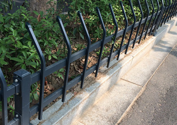 山東菏澤鋅鋼草坪護(hù)欄