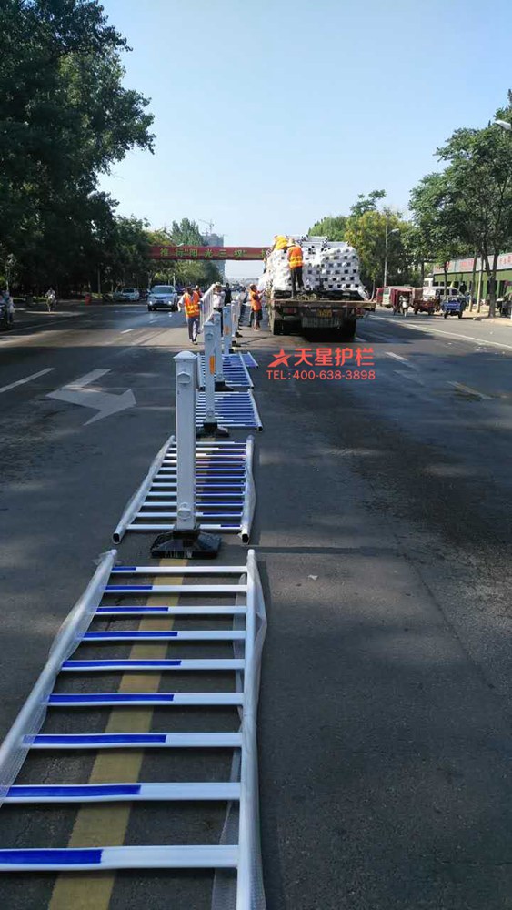 天星交通道路護欄安裝現場