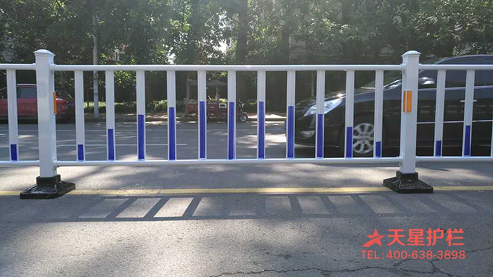 天星交通道路護欄安裝現場